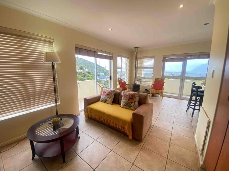 Sunset Haven: Mountain Views & Office Space Apartment Kapstadt