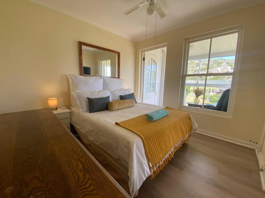 Sunset Haven: Mountain Views & Office Space Apartment