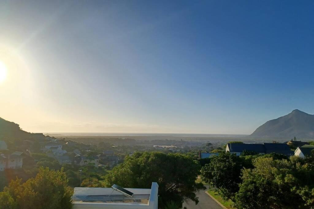 Sunset Haven: Mountain Views & Office Space Apartment Kapstadt