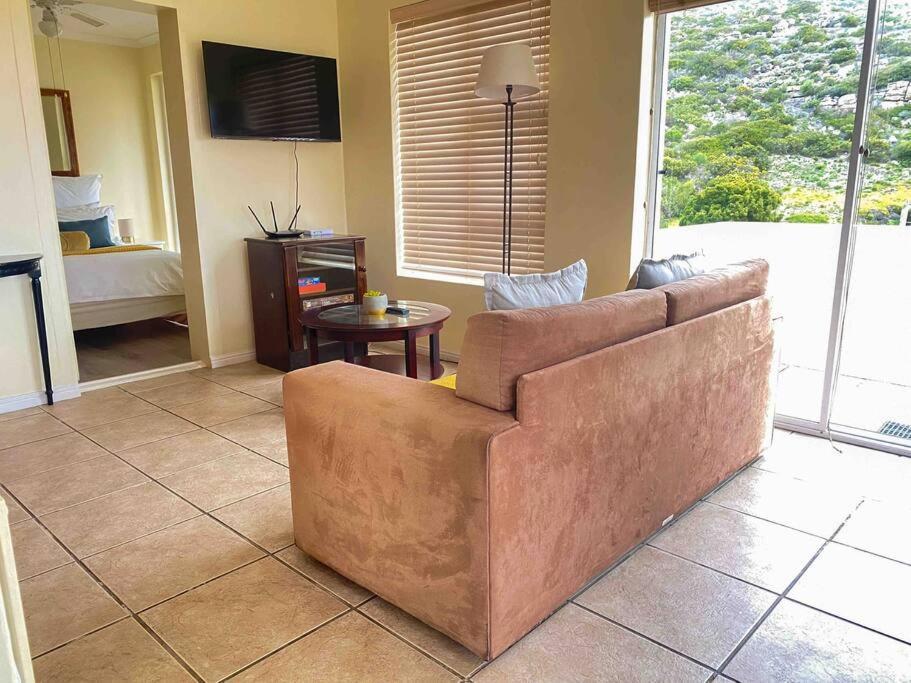 Sunset Haven: Mountain Views & Office Space Apartment *