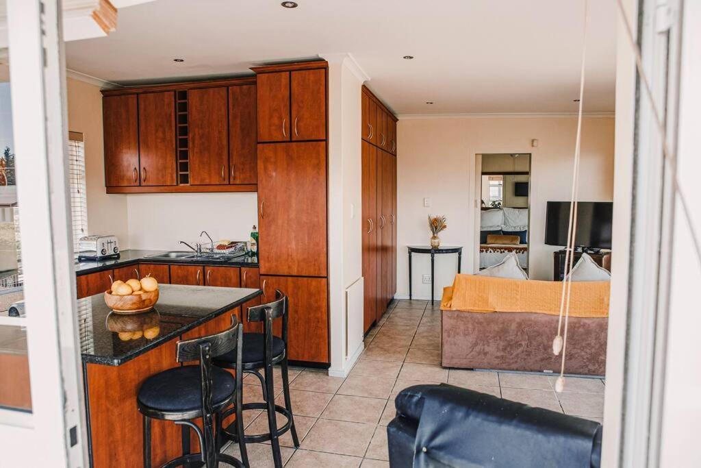 Sunset Haven: Mountain Views & Office Space Apartment Kapstadt