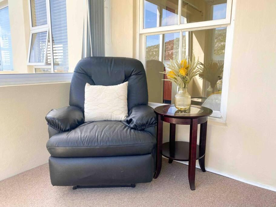 Apartment Sunset Haven: Mountain Views & Office Space *