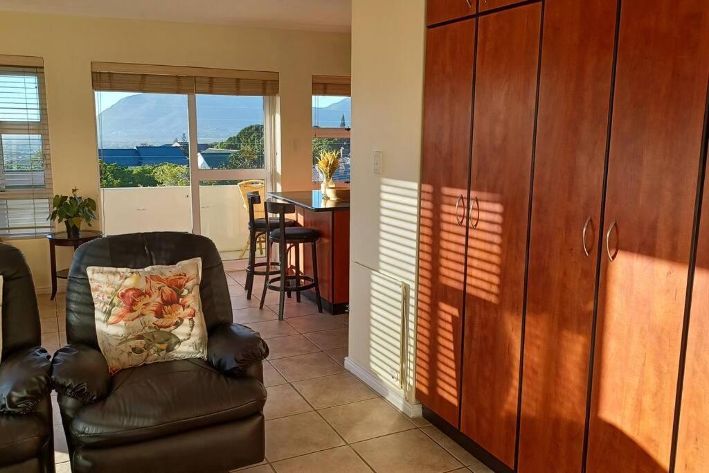 Sunset Haven: Mountain Views & Office Space * Kapstadt