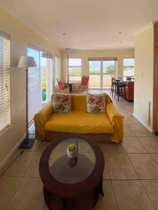 Sunset Haven: Mountain Views & Office Space Apartment