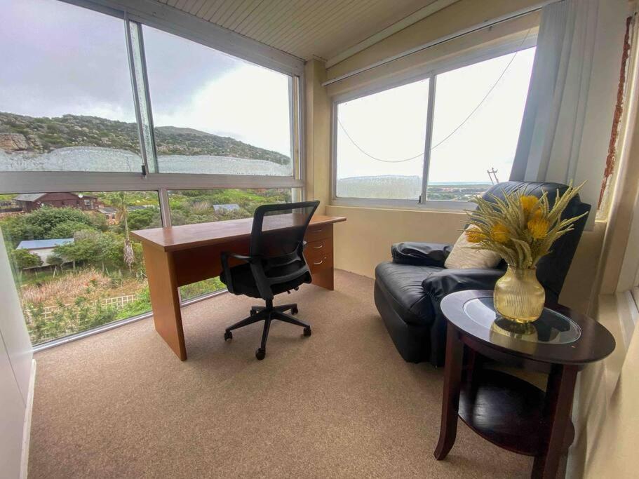 Apartment Sunset Haven: Mountain Views & Office Space *