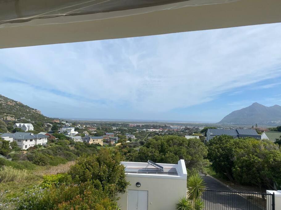 Sunset Haven: Mountain Views & Office Space *
